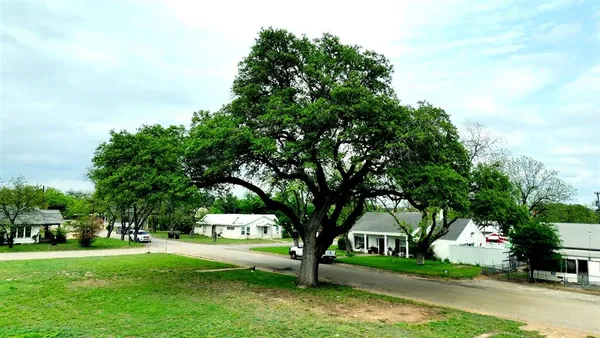 $200,000 | 1304 South High Street, Brady, TX 76825