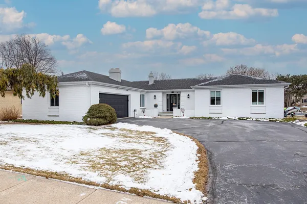 $699,900 | 933 Starboard Court, Oshkosh, WI 54901