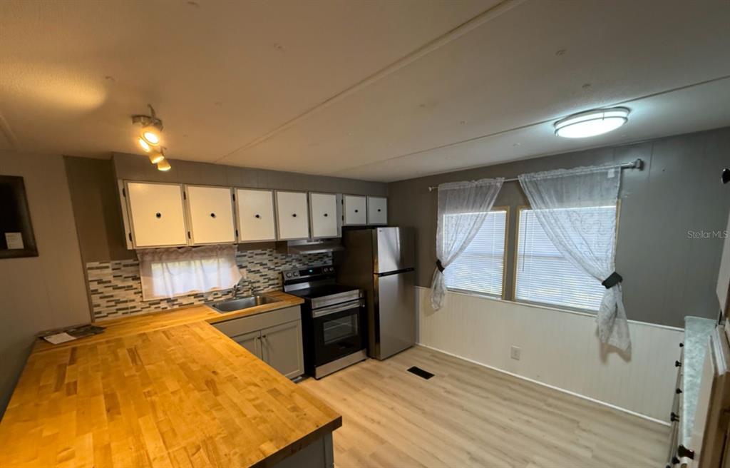 37814 Daughtery Road Zephyrhills, FL 33541 - Photo 4 of 9