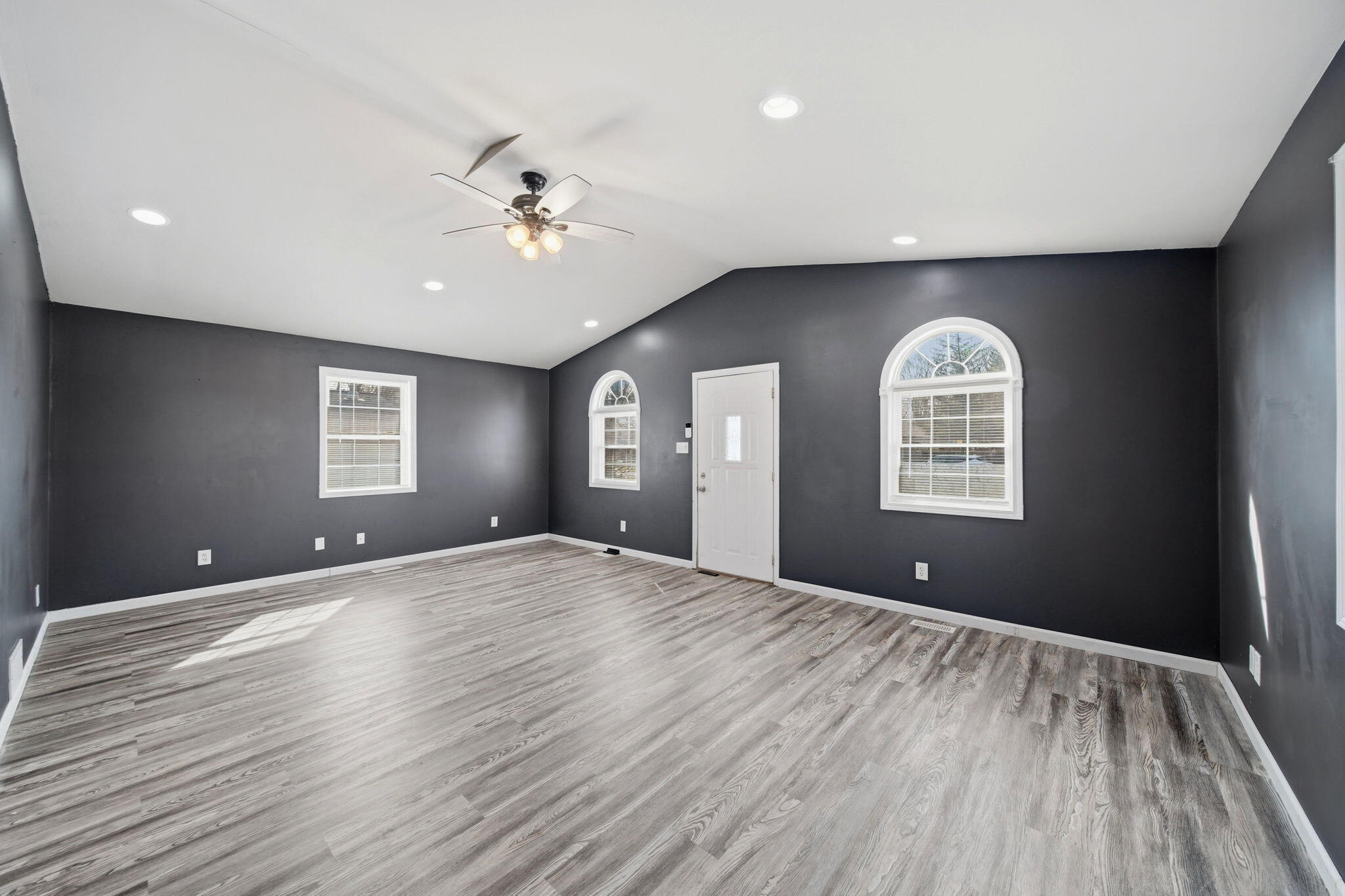 211 Hackett Street Jackson, MI 49201 - Photo 2 of 30 4-web-or-mls-DSC04142