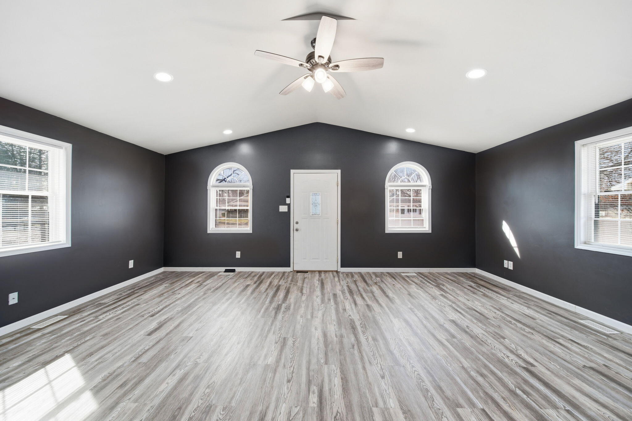 211 Hackett Street Jackson, MI 49201 - Photo 3 of 30 6-web-or-mls-DSC04157