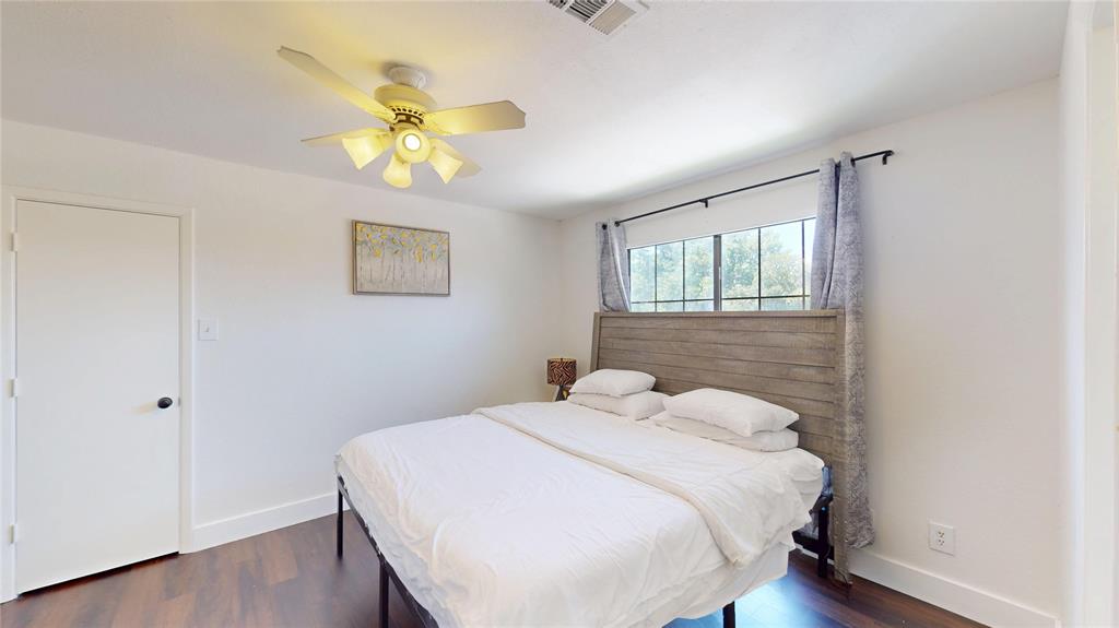 903 Turtle Lake Boulevard, Unit 268 Irving, TX 75060 - Photo 12 of 21 a bedroom with a bed and a window