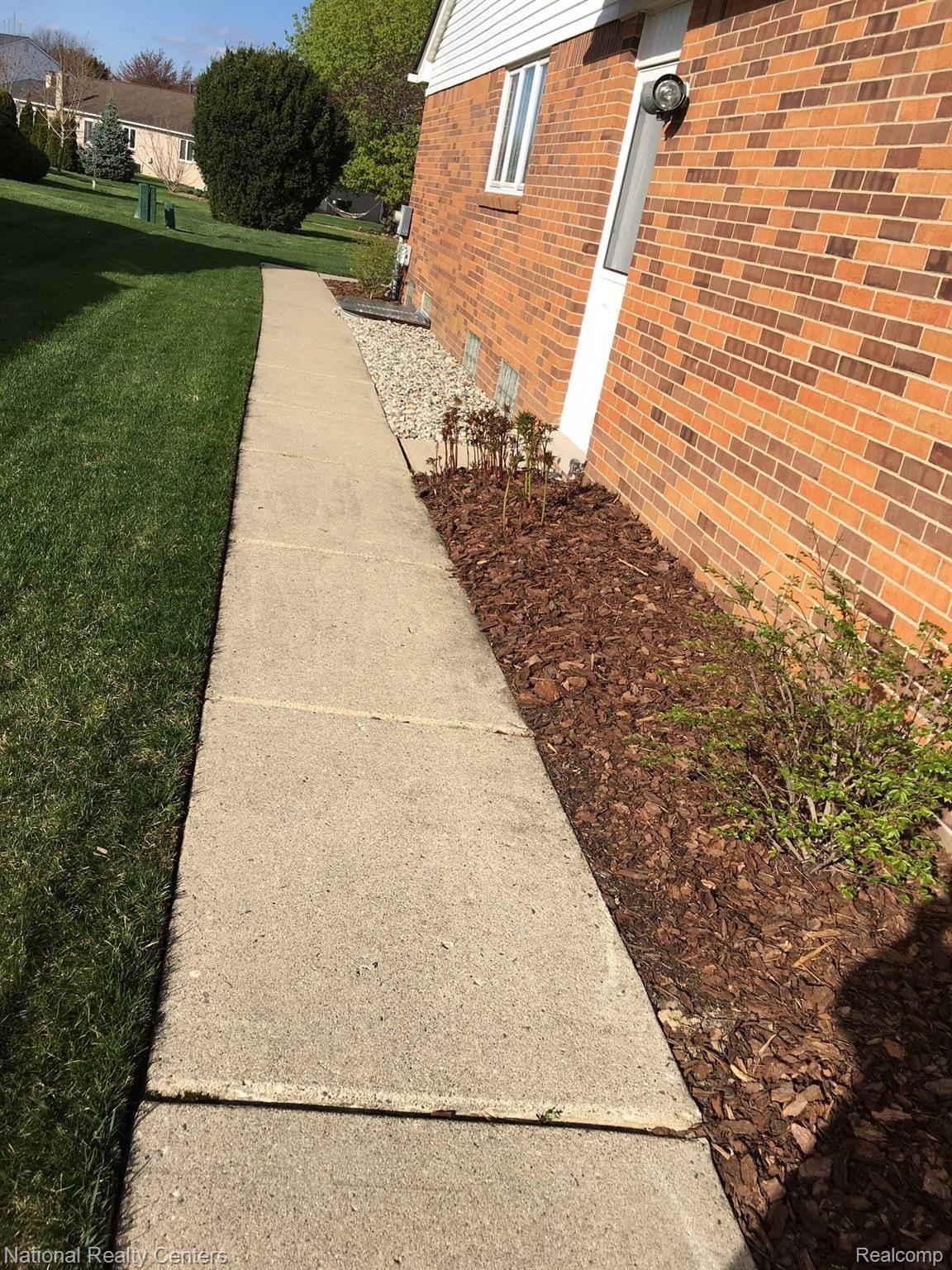 460 Coldiron Drive Rochester, MI 48307 - Photo 38 of 44 Walkway to backyard