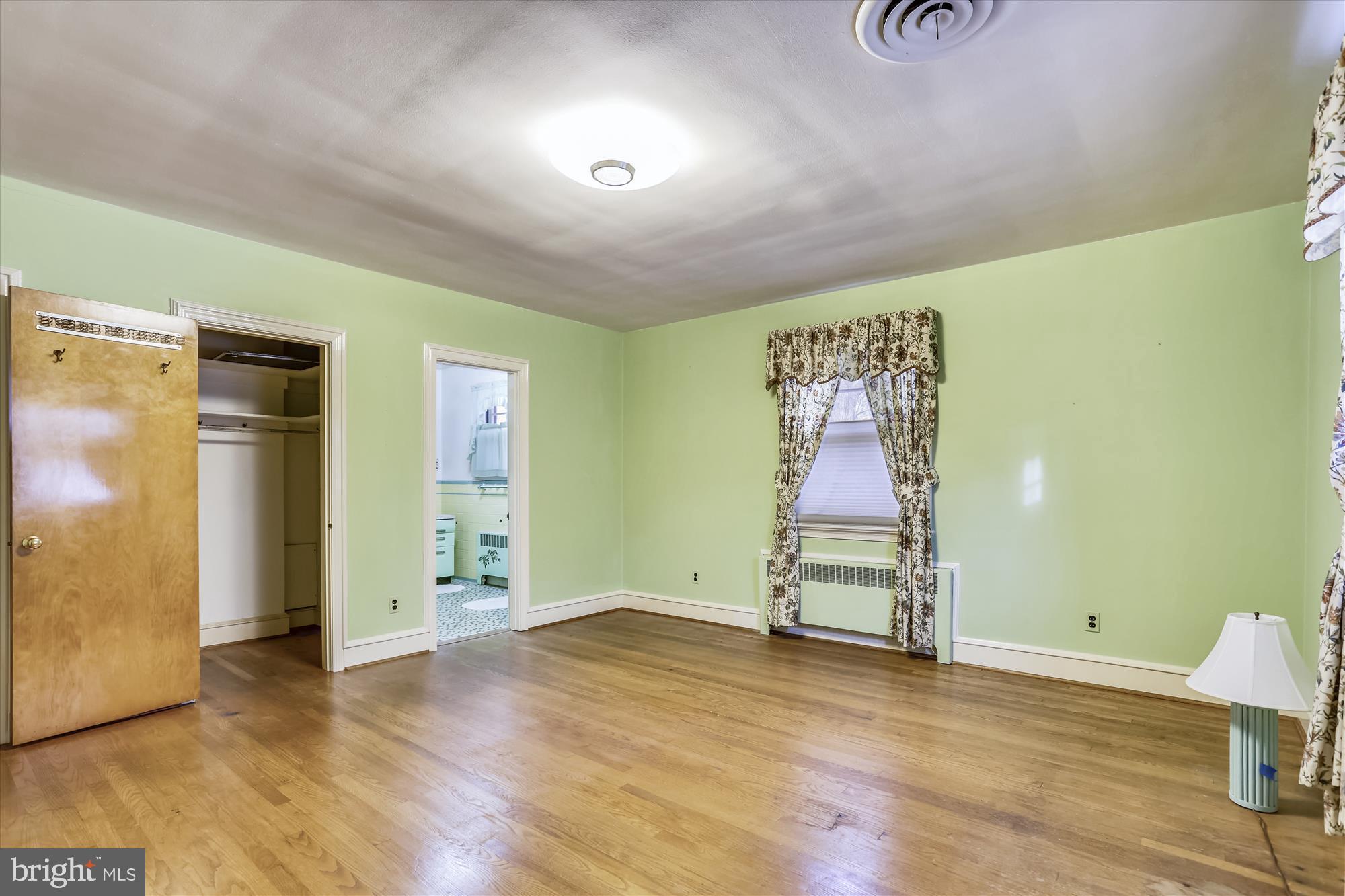 6604 Horseshoe Road Clinton, MD 20735 - Photo 14 of 40 Master Bedroom w Walk in Closet