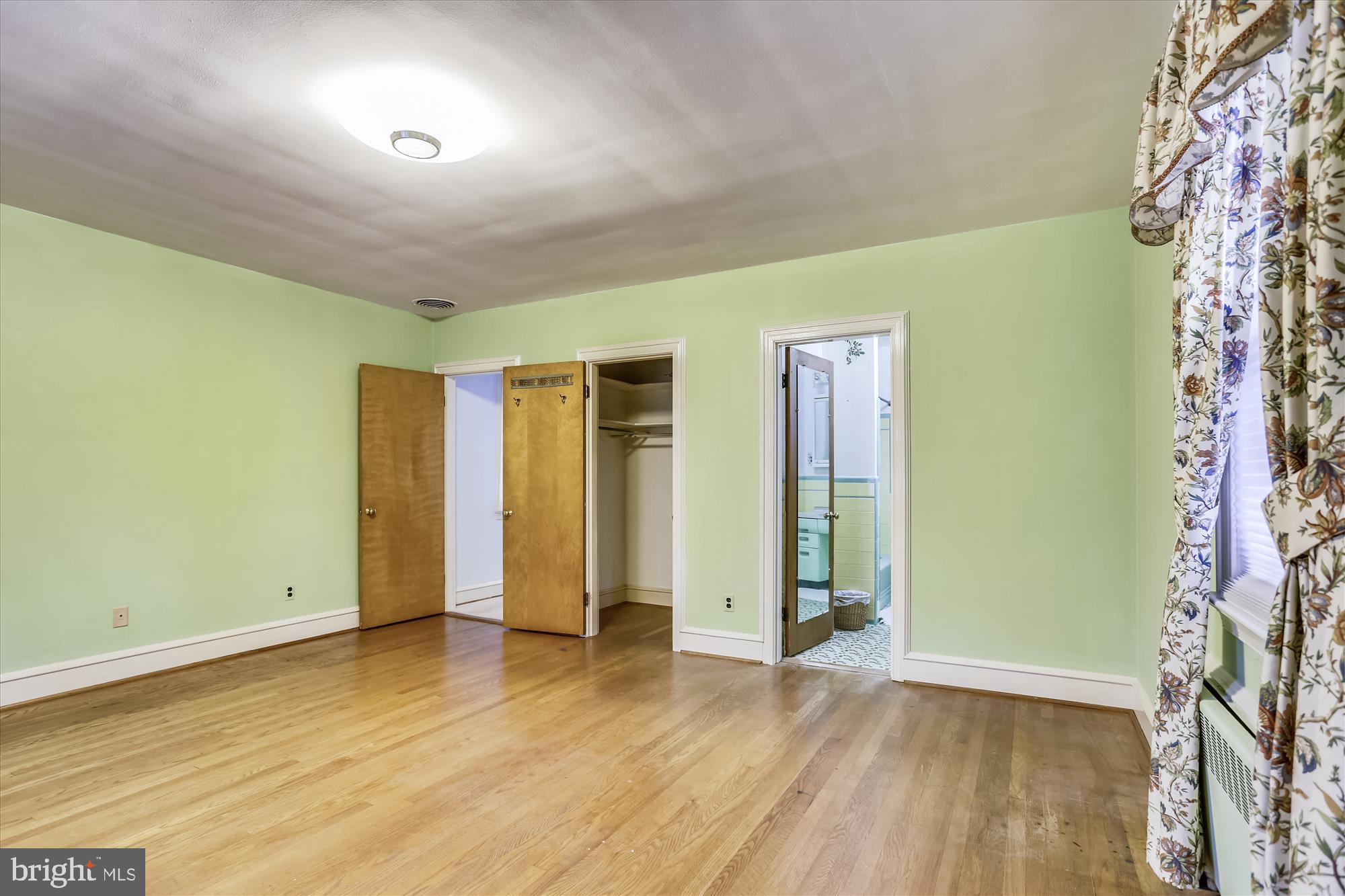 6604 Horseshoe Road Clinton, MD 20735 - Photo 15 of 40 Master Bedroom w Walk in Closet