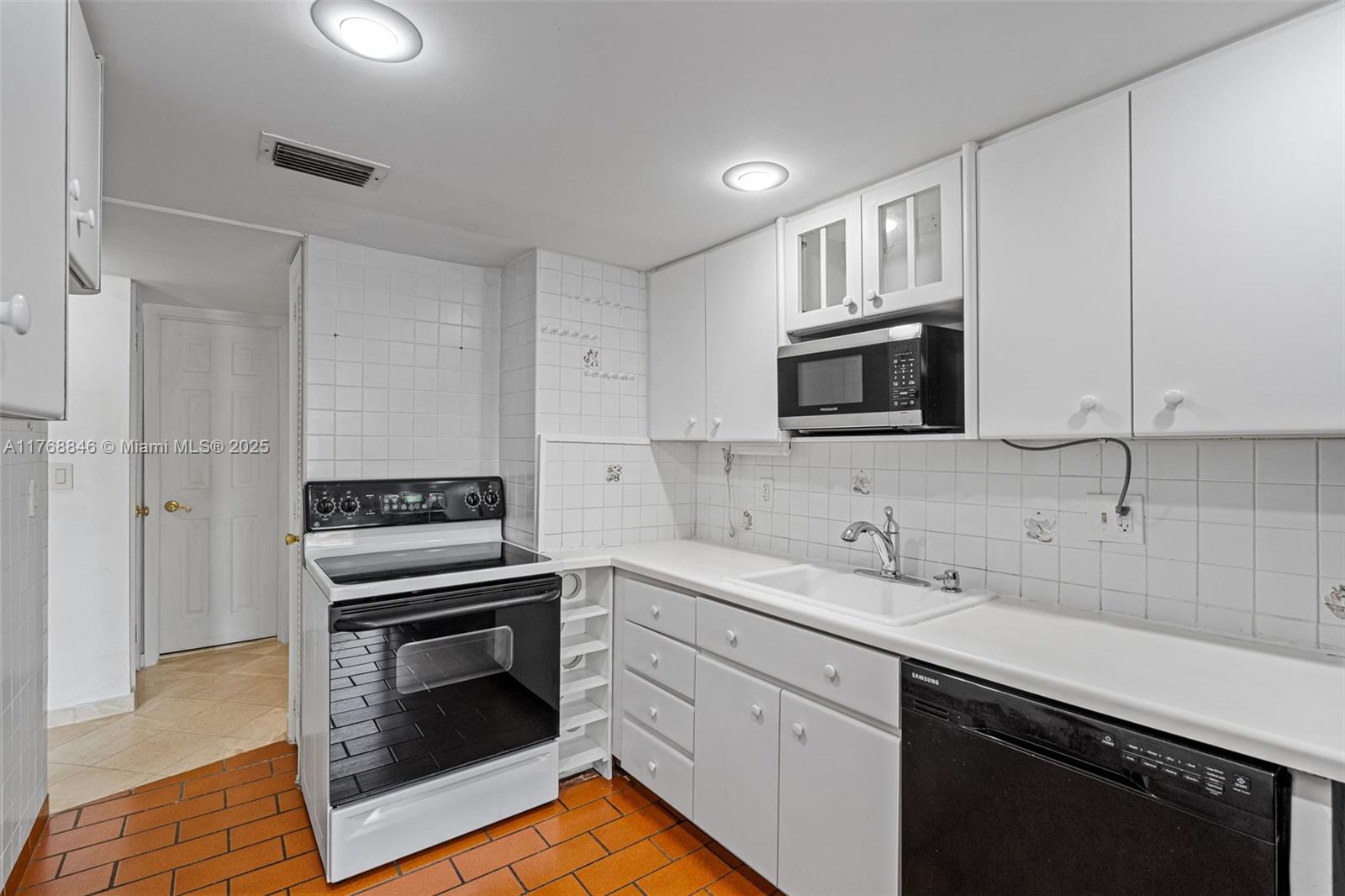 77 Crandon Boulevard, Unit 2B Key Biscayne, FL 33149 - Photo 17 of 32