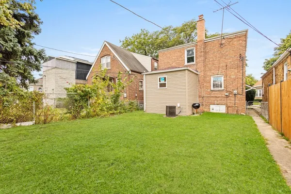 a view of a house with backyard and garden