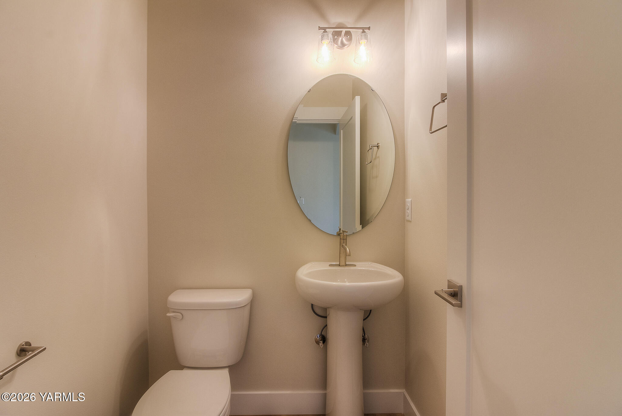 302 90th Avenue North Yakima, WA 98908 - Photo 16 of 22 Powder Room