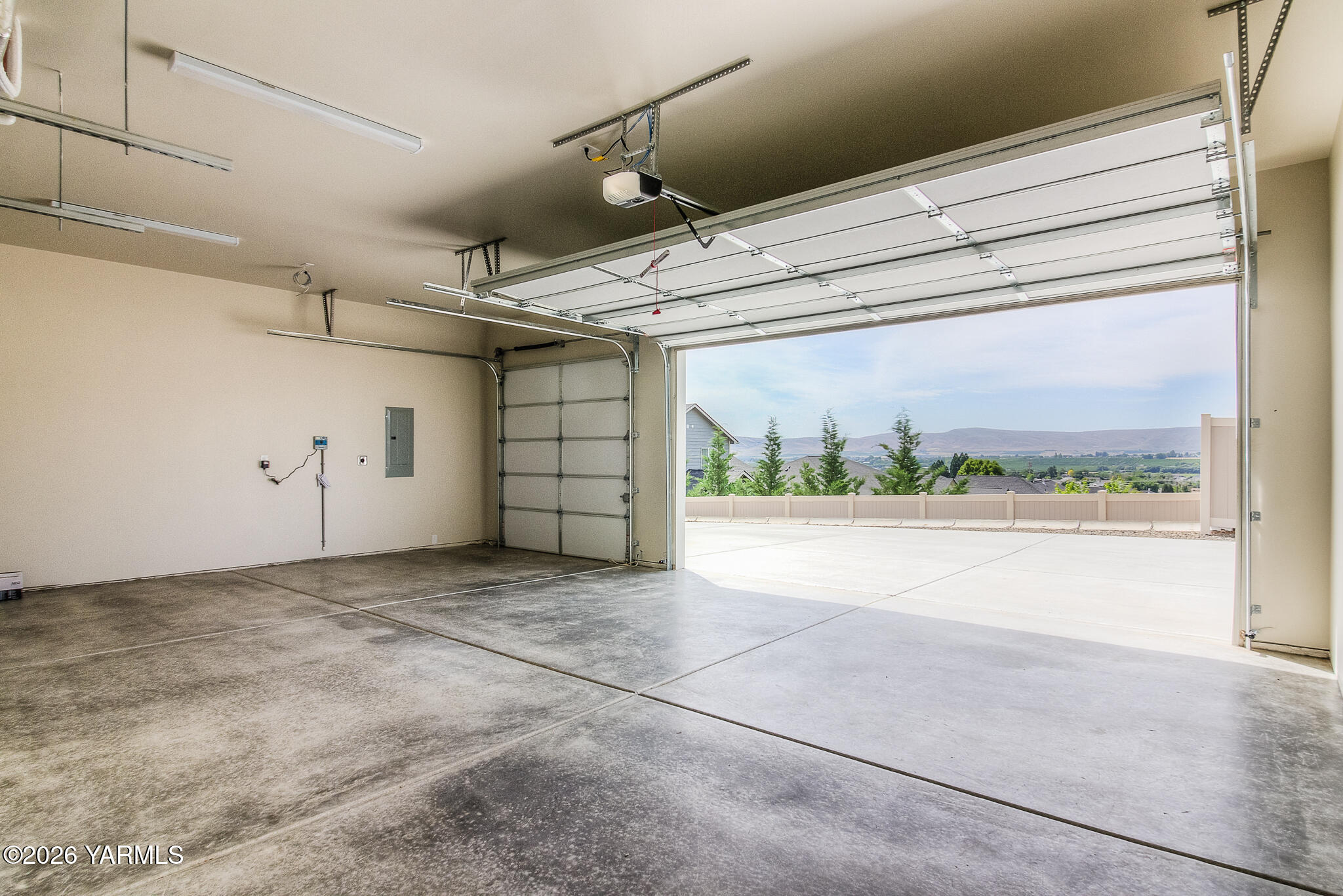 302 90th Avenue North Yakima, WA 98908 - Photo 17 of 22 Garage