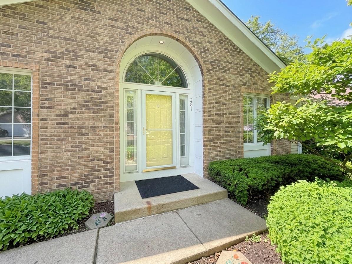281 Governors Lane, Unit 281 Elgin, IL 60123 - Photo 3 of 21