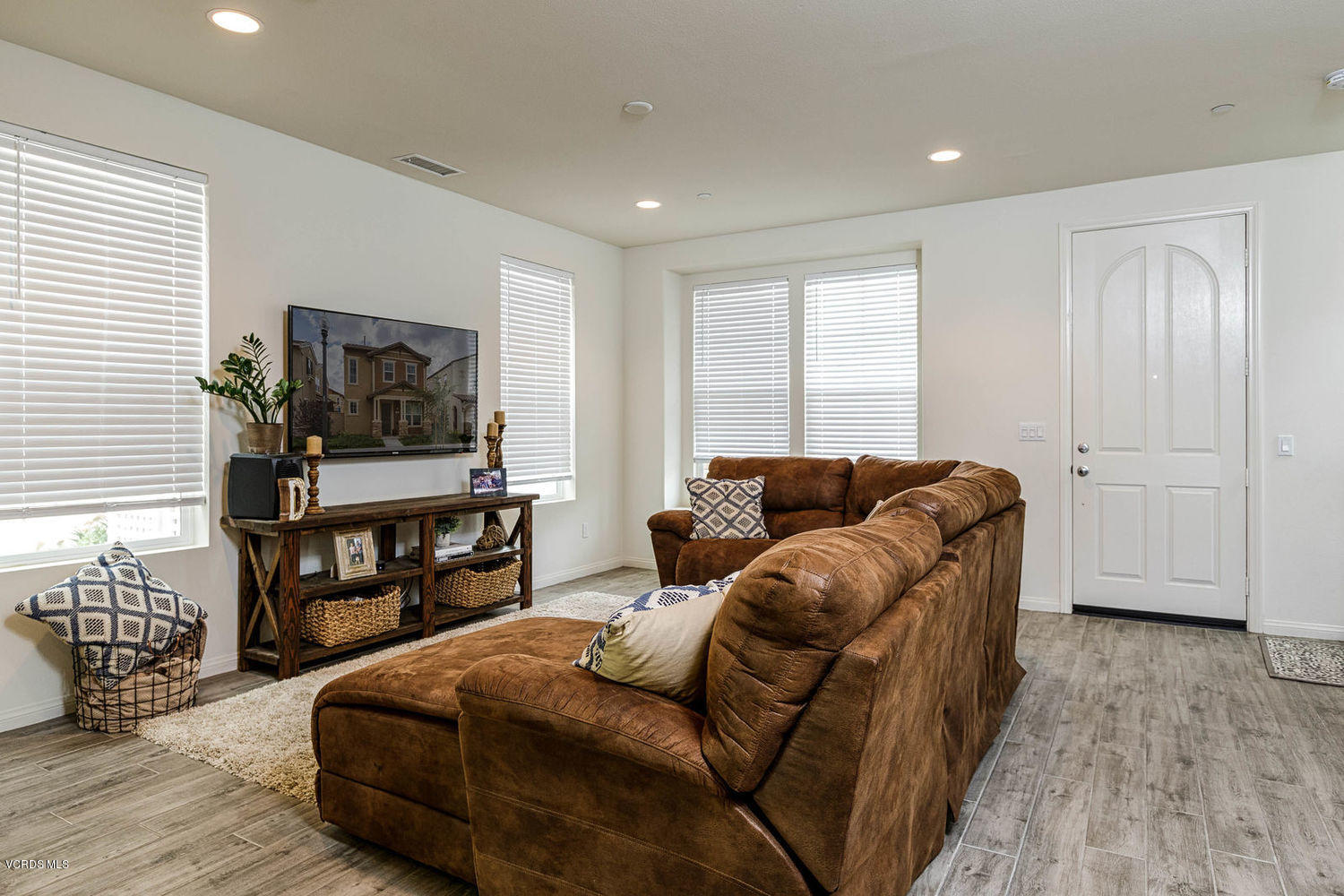 184 Stonegate Road Camarillo, CA 93010 - Photo 2 of 22 02_entry_to_living_area
