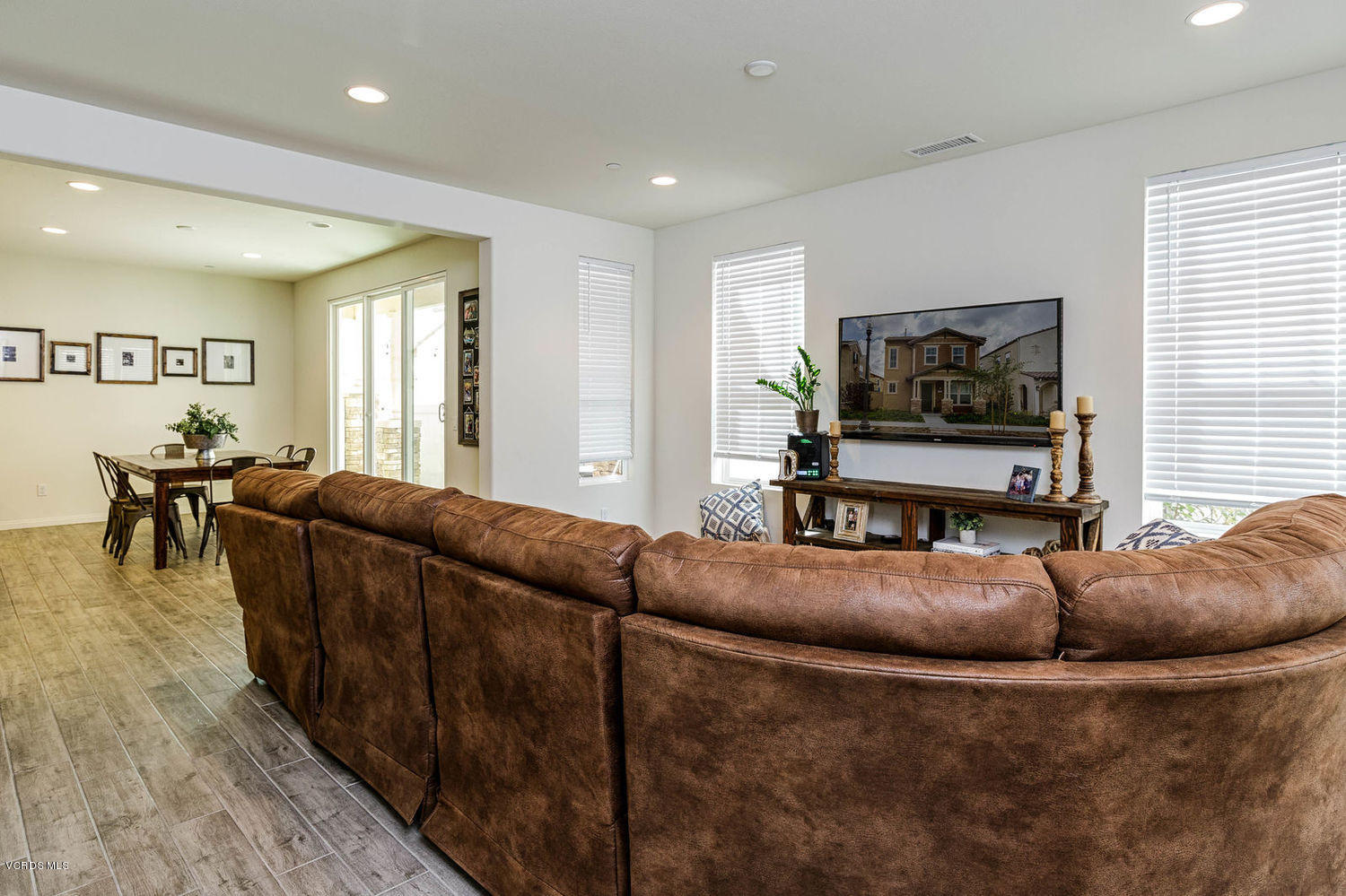 184 Stonegate Road Camarillo, CA 93010 - Photo 3 of 22 03_living_area
