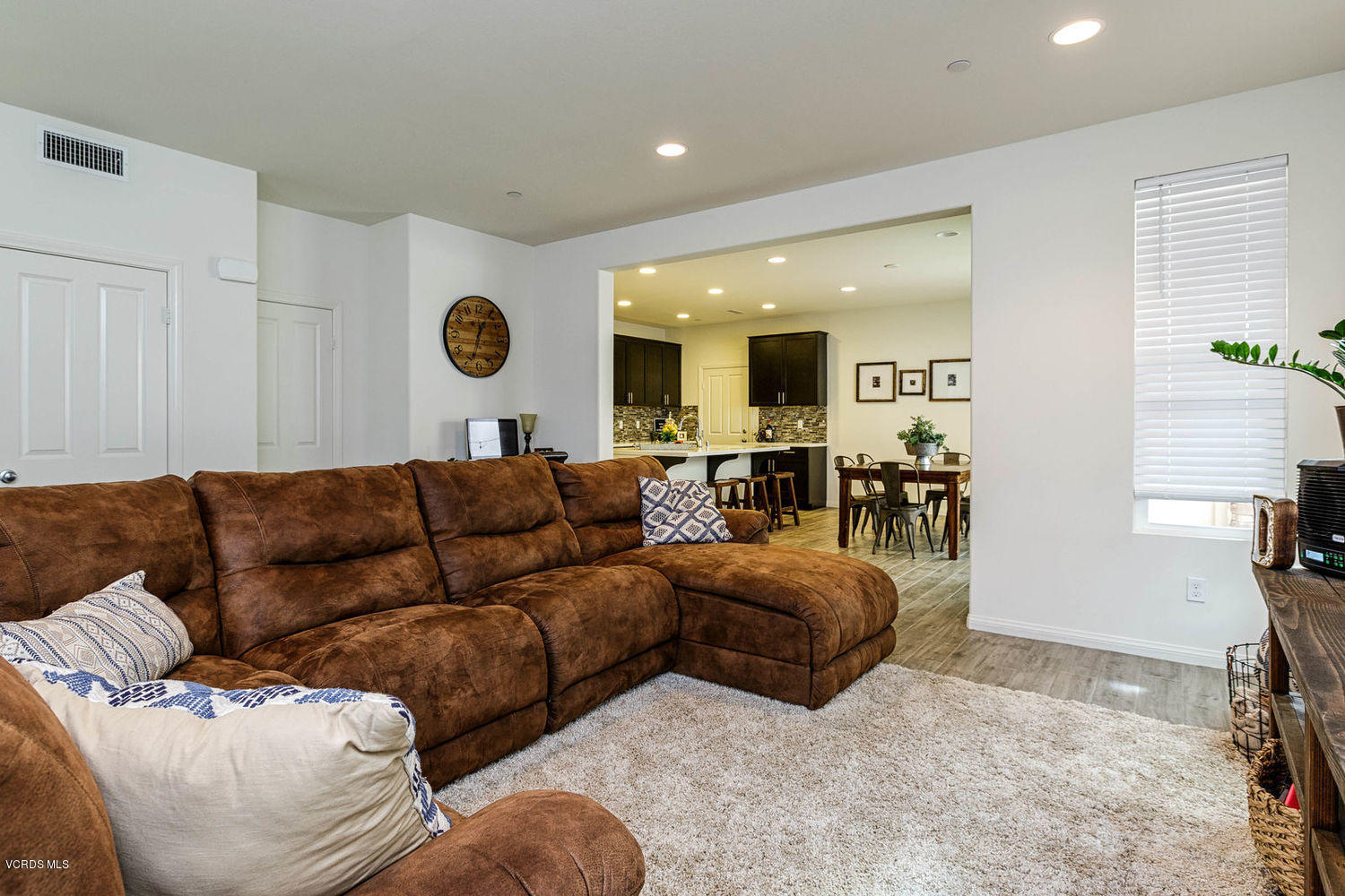 184 Stonegate Road Camarillo, CA 93010 - Photo 4 of 22 04_living_area