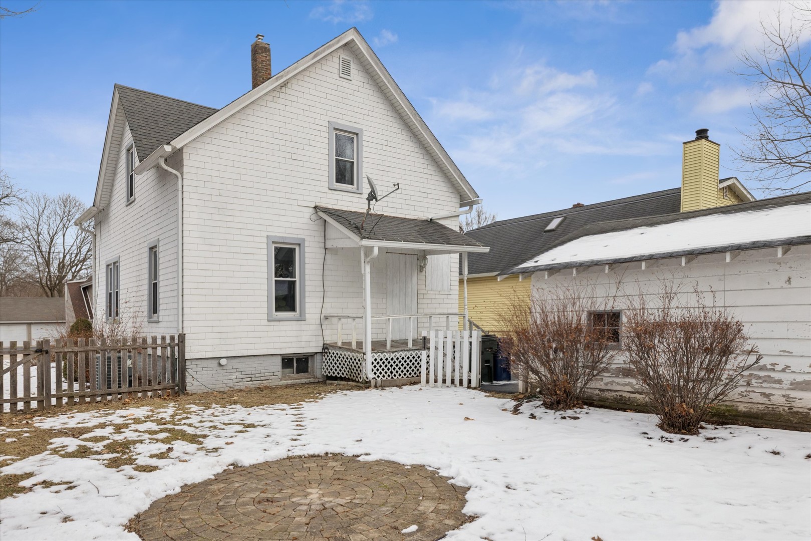 21 Division Street Algonquin, IL 60102 - Photo 16 of 20 a view of a house with a snow in the background