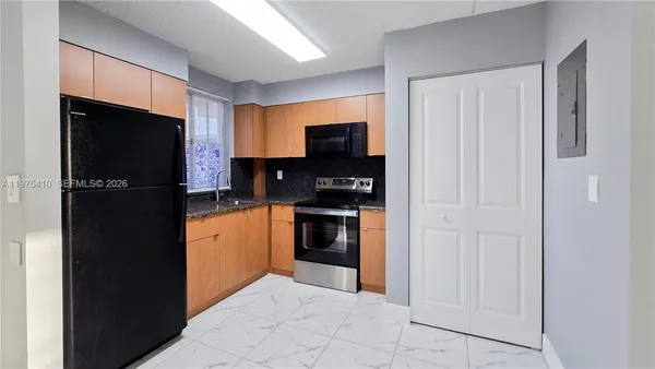 a view of a big room with closet and windows