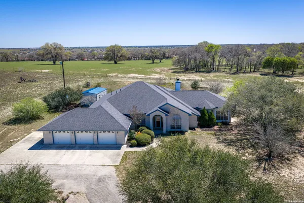 $779,900 | 632 Lake Valley Drive, La Vernia, TX 78121