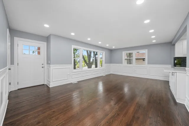 $409,900 | 9624 West Shore Drive, Oak Lawn, IL 60453