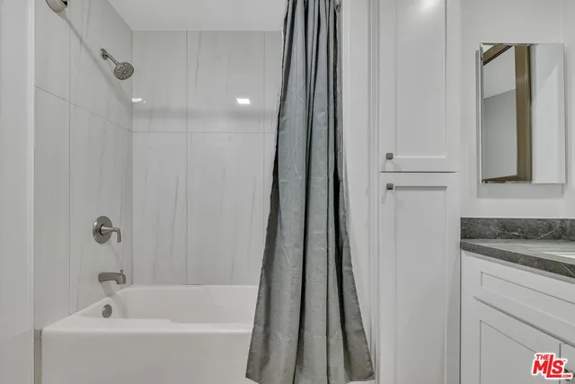 $3,795 | 4477 Woodman Avenue, Unit 207, Sherman Oaks, CA 91423