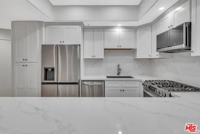 $3,795 | 4477 Woodman Avenue, Unit 207, Sherman Oaks, CA 91423