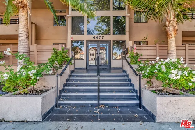$3,795 | 4477 Woodman Avenue, Unit 207, Sherman Oaks, CA 91423