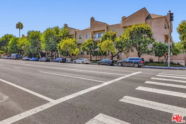 $3,795 | 4477 Woodman Avenue, Unit 207, Sherman Oaks, CA 91423