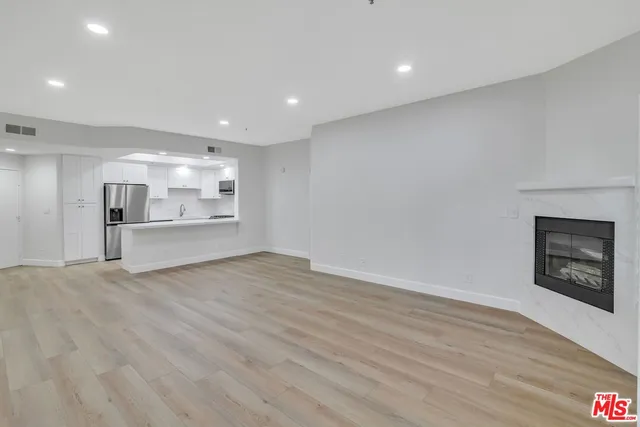 $3,795 | 4477 Woodman Avenue, Unit 207, Sherman Oaks, CA 91423