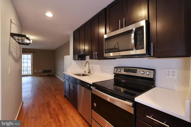 $3,300 | 935 South Rolfe Street, Unit 2, Arlington, VA 22204