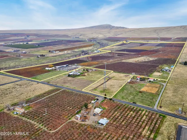 a view of an outdoor space