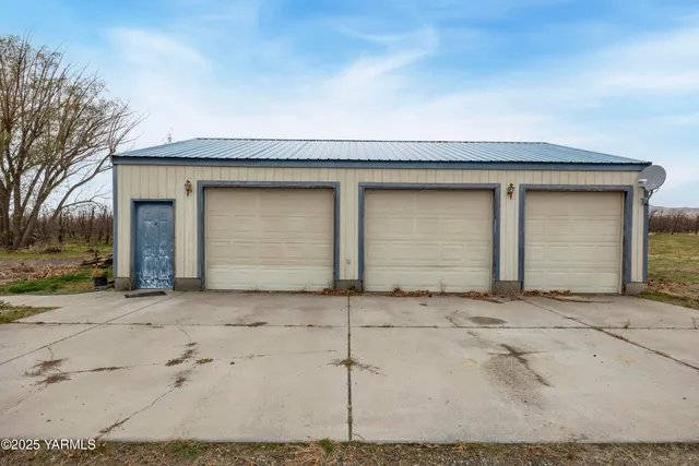 a view of a livingroom with furniture and a ceiling fan