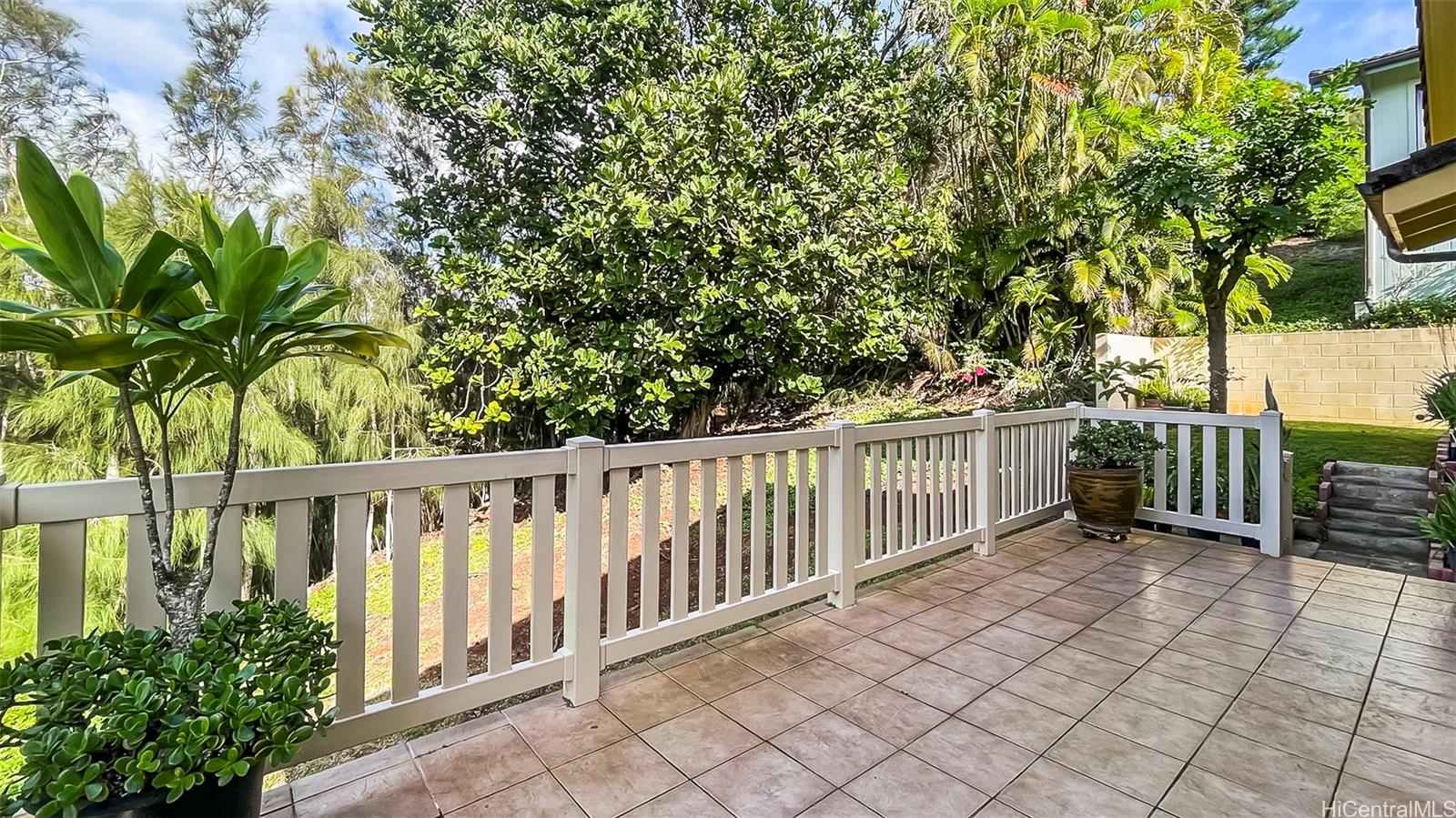 98-1421 Onikiniki Place, Unit 5 Aiea, HI 96701 - Photo 20 of 23 a view of a wooden fence