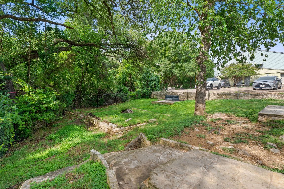 3204 Menchaca Road, Unit 303 Austin, TX 78704 - Photo 21 of 26 a view of a park with a trees