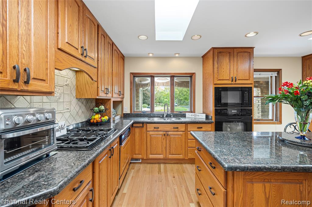 26131 Pleasant Valley Road Farmington Hills, MI 48331 - Photo 17 of 61