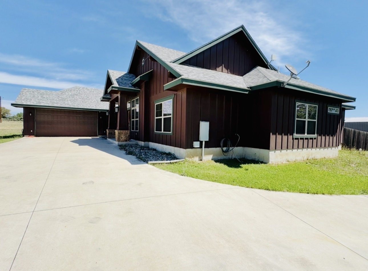 1094 Raintree Lane Elgin, TX 78621 - Photo 3 of 36