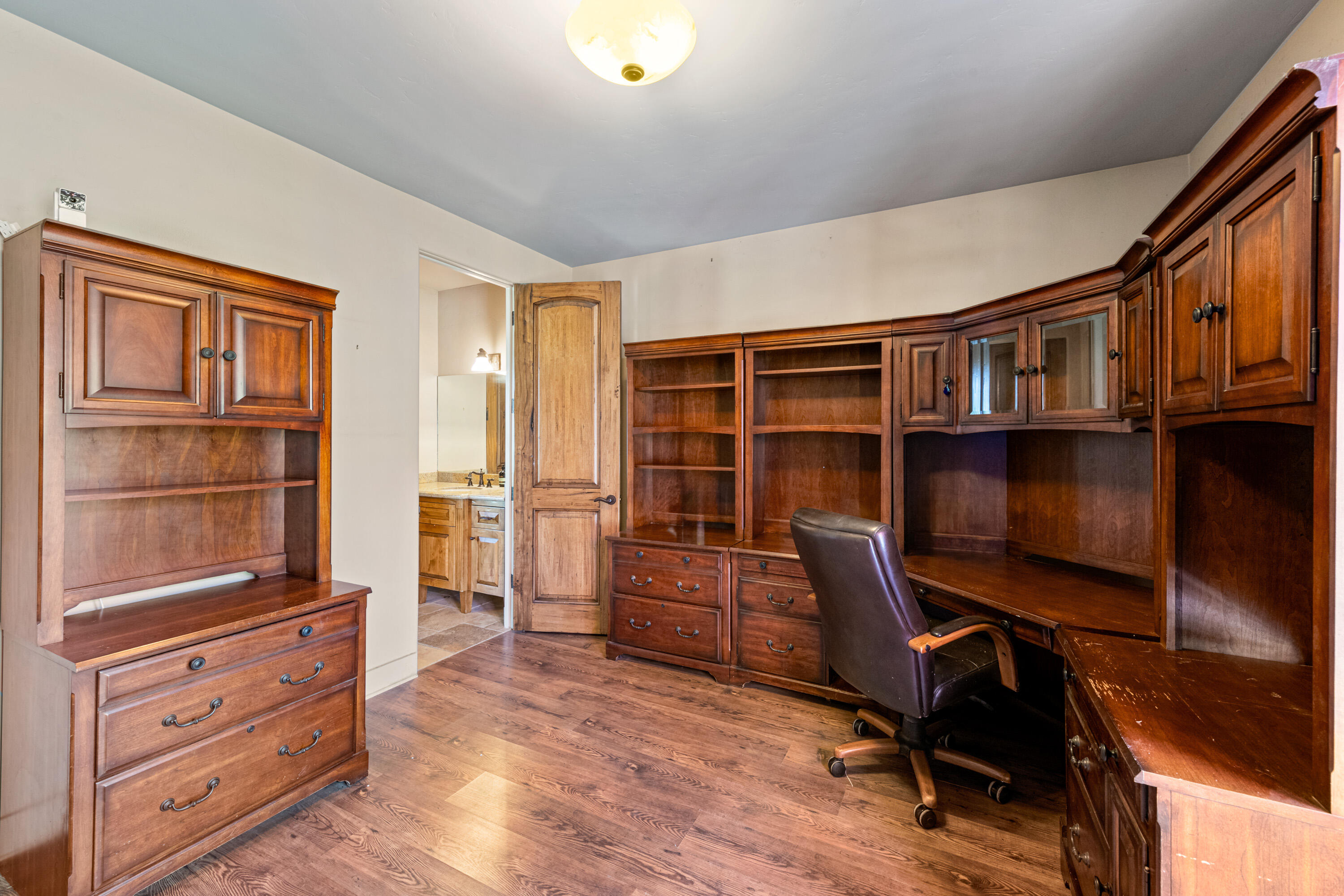 59985 Hop Patch Spring Road Mountain Center, CA 92561 - Photo 28 of 63 a workspace with furniture