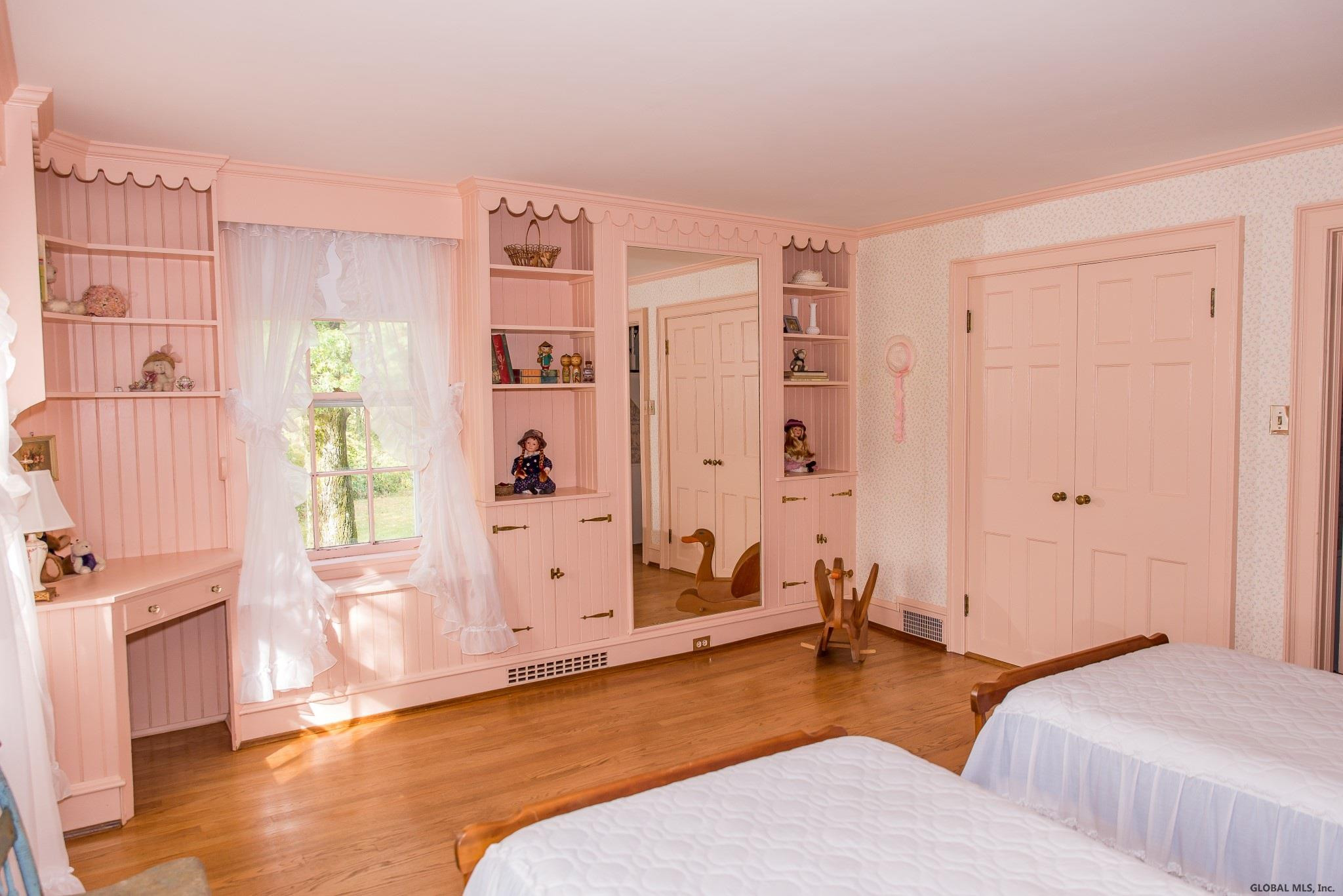 972 Charlton Road Schenectady, NY 12302 - Photo 25 of 71 Built ins, desk, and window seat