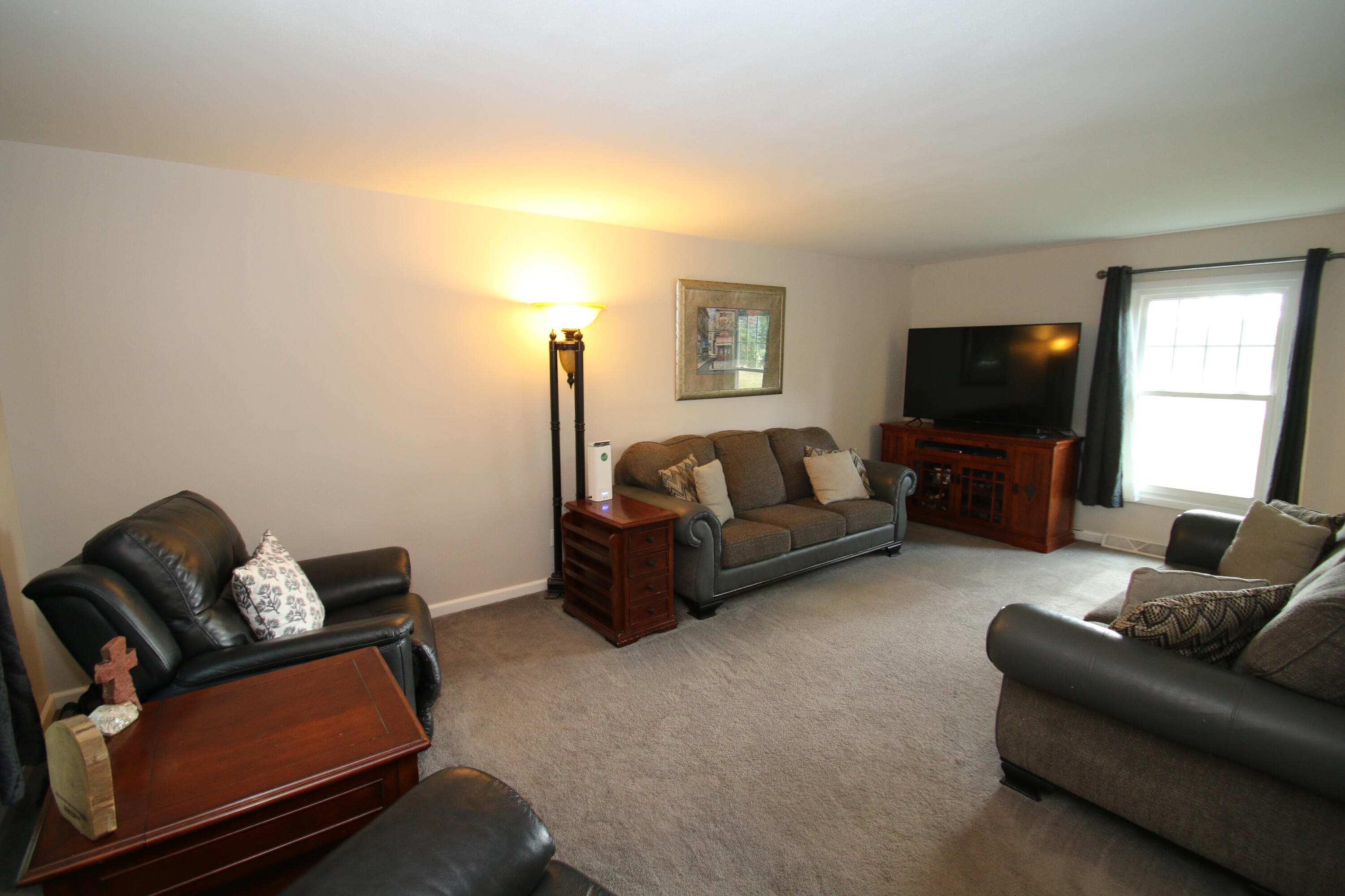 1400 South Ridgeway Road New Berlin, WI 53146 - Photo 6 of 31 Living Room