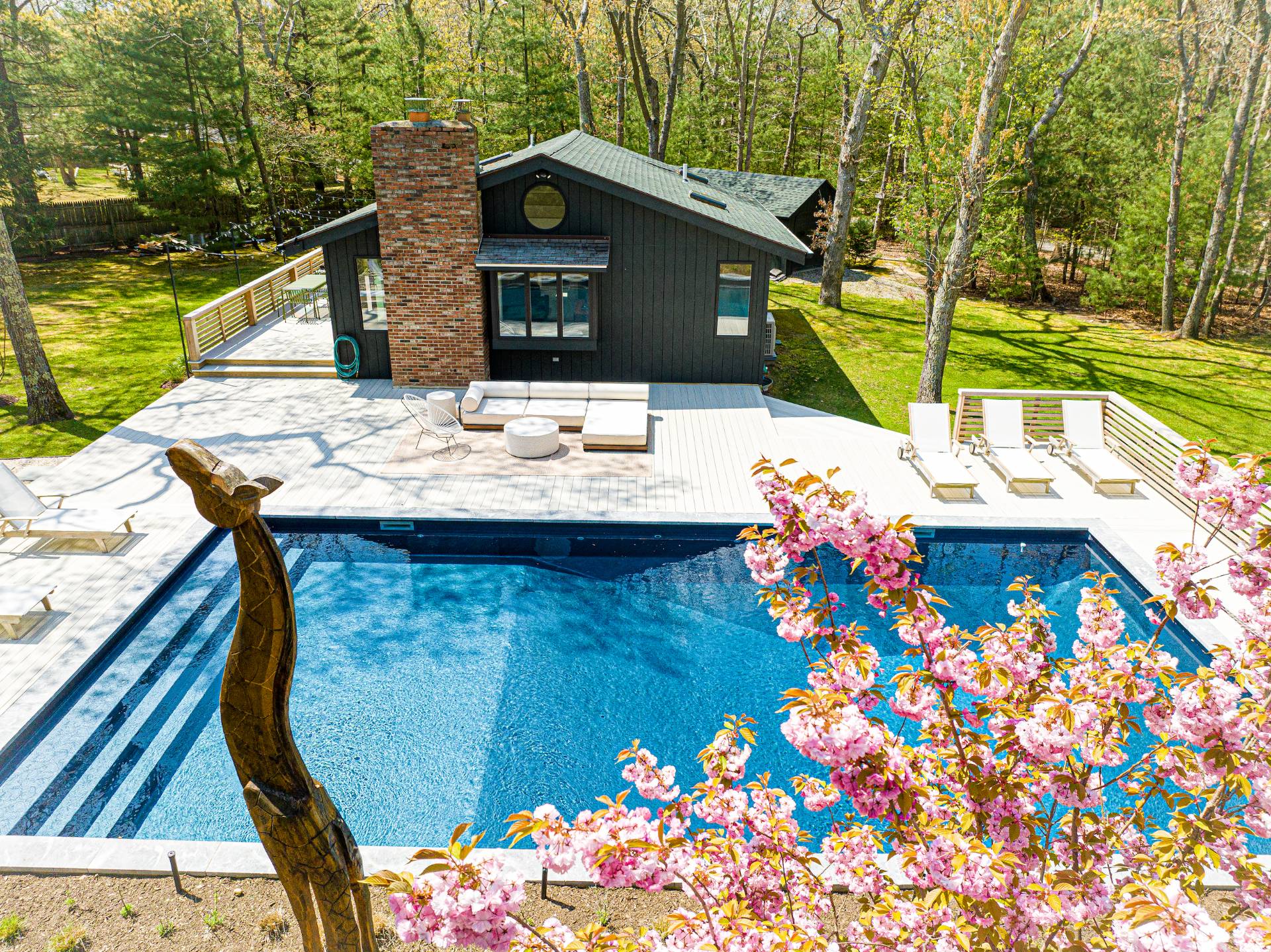 a view of yard from a balcony