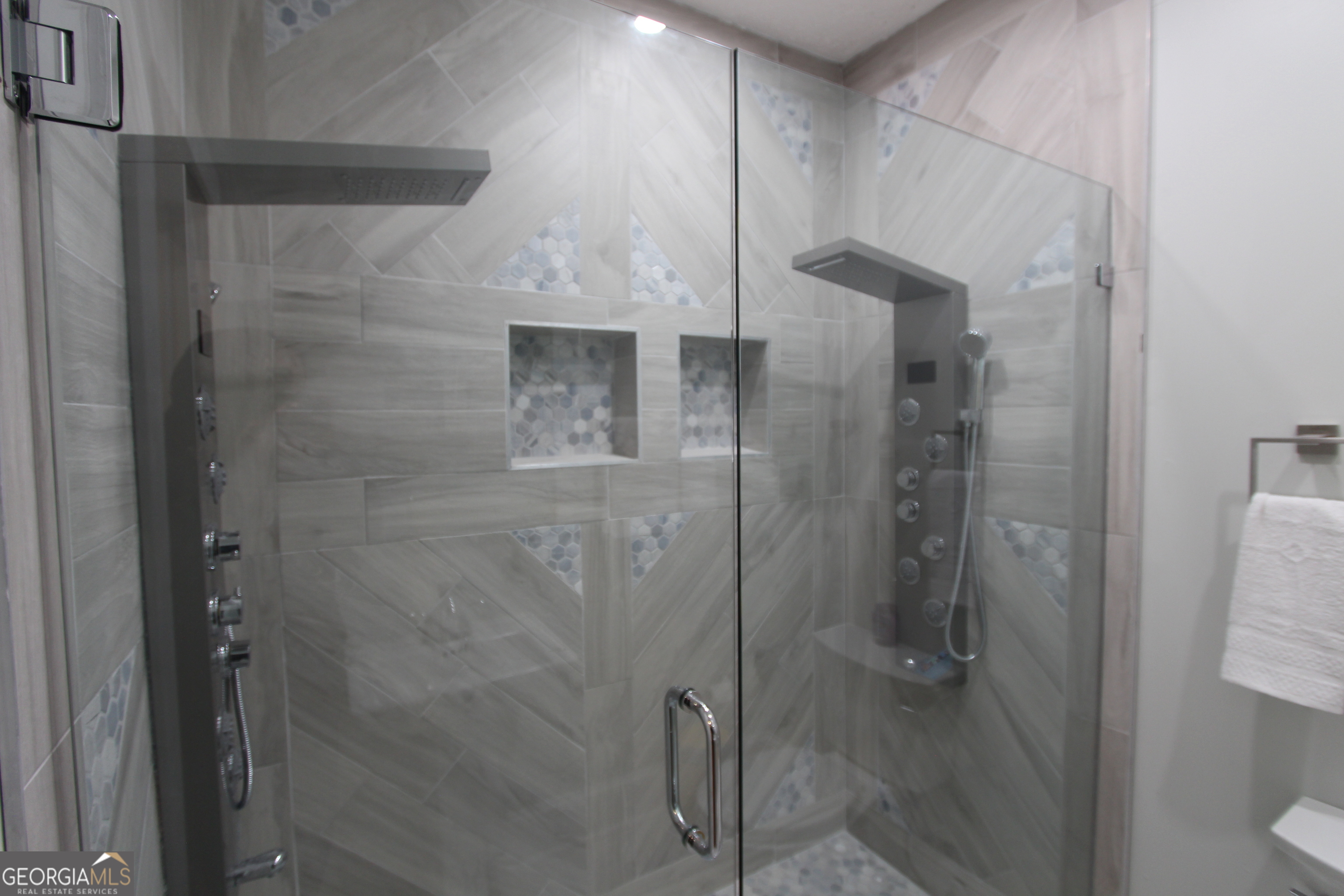 997 Boulevard Southeast Atlanta, GA 30315 - Photo 13 of 20 a bathroom with a shower