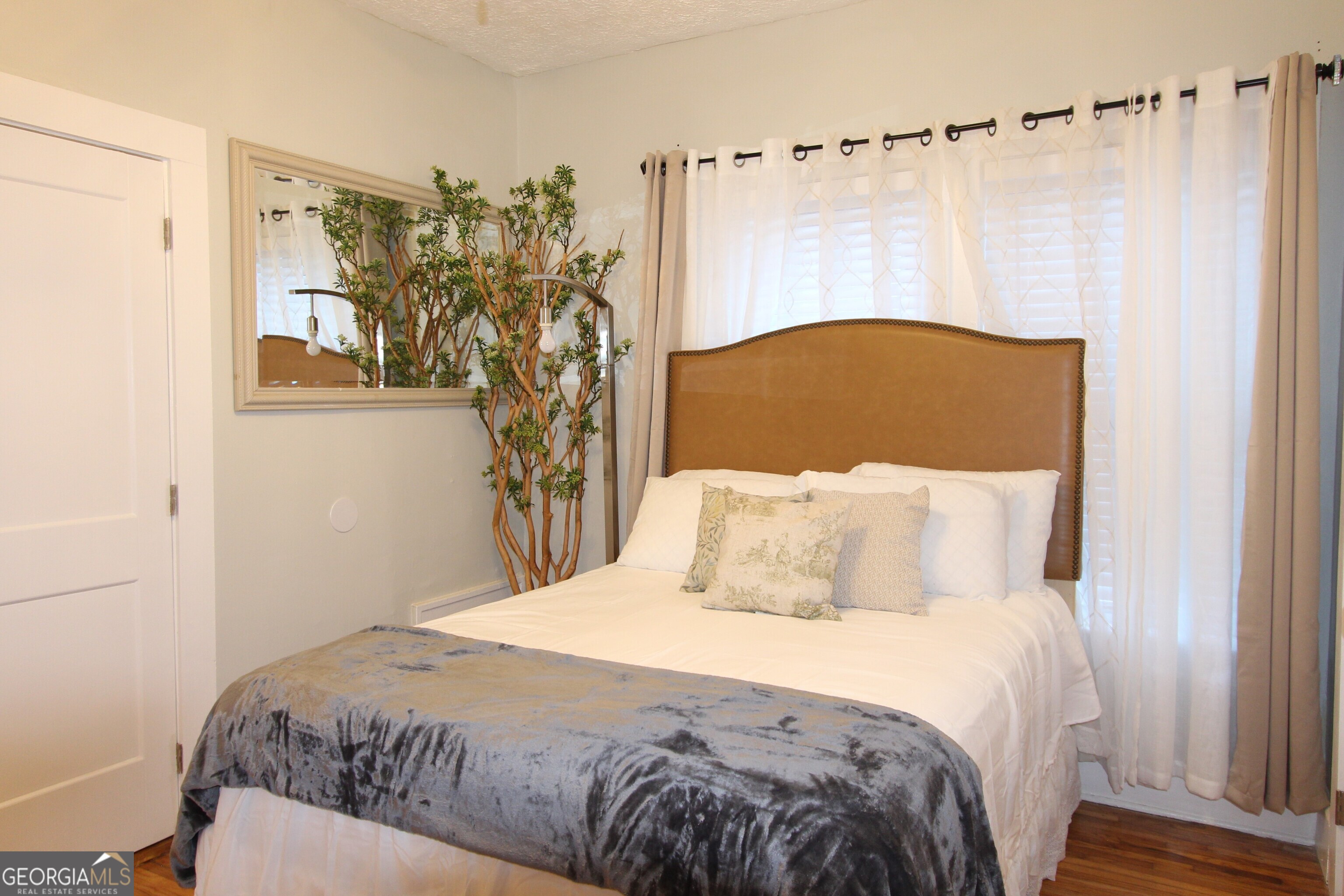 997 Boulevard Southeast Atlanta, GA 30315 - Photo 16 of 20 a bedroom with a bed and a painting on the wall