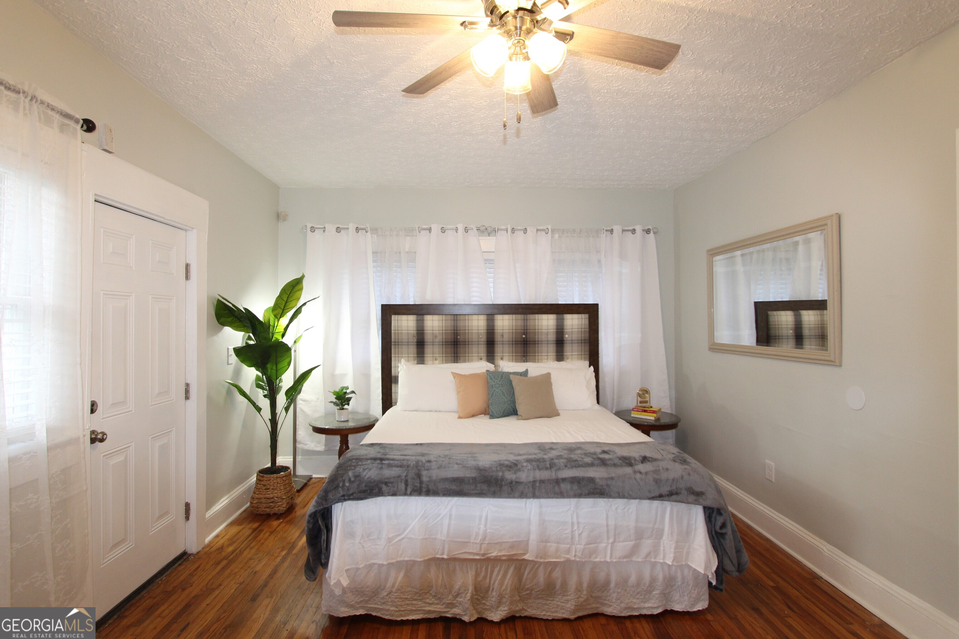 997 Boulevard Southeast Atlanta, GA 30315 - Photo 9 of 20 a bedroom with a bed and a potted plant