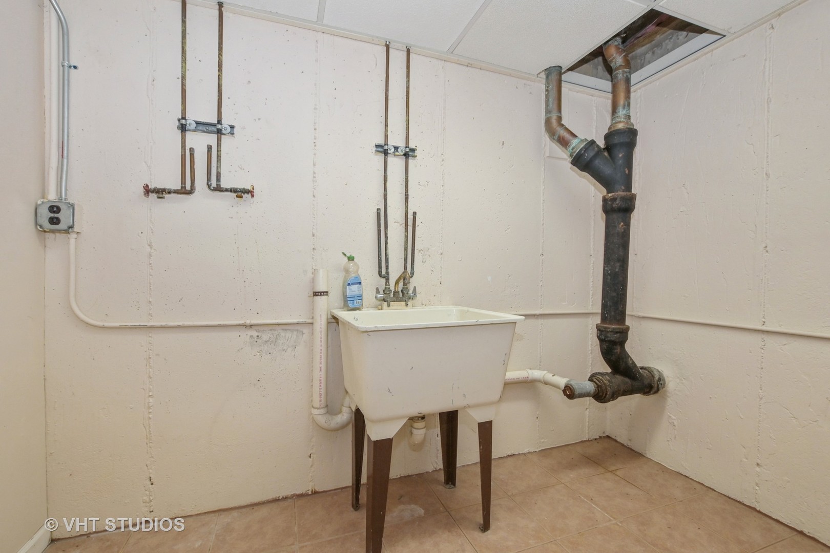 14740 Pine Tree Road Orland Park, IL 60462 - Photo 15 of 25 a bathroom with a sink and a shower