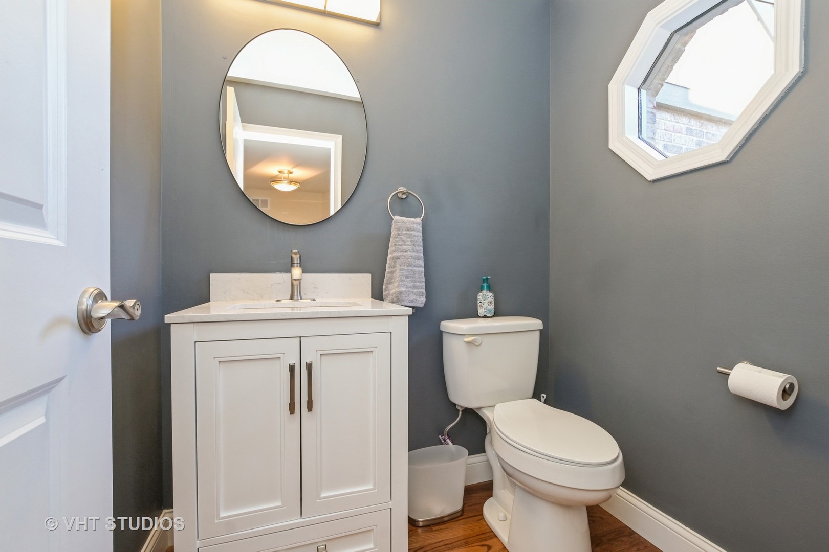 14740 Pine Tree Road Orland Park, IL 60462 - Photo 17 of 25 a bathroom with a toilet a sink and a mirror