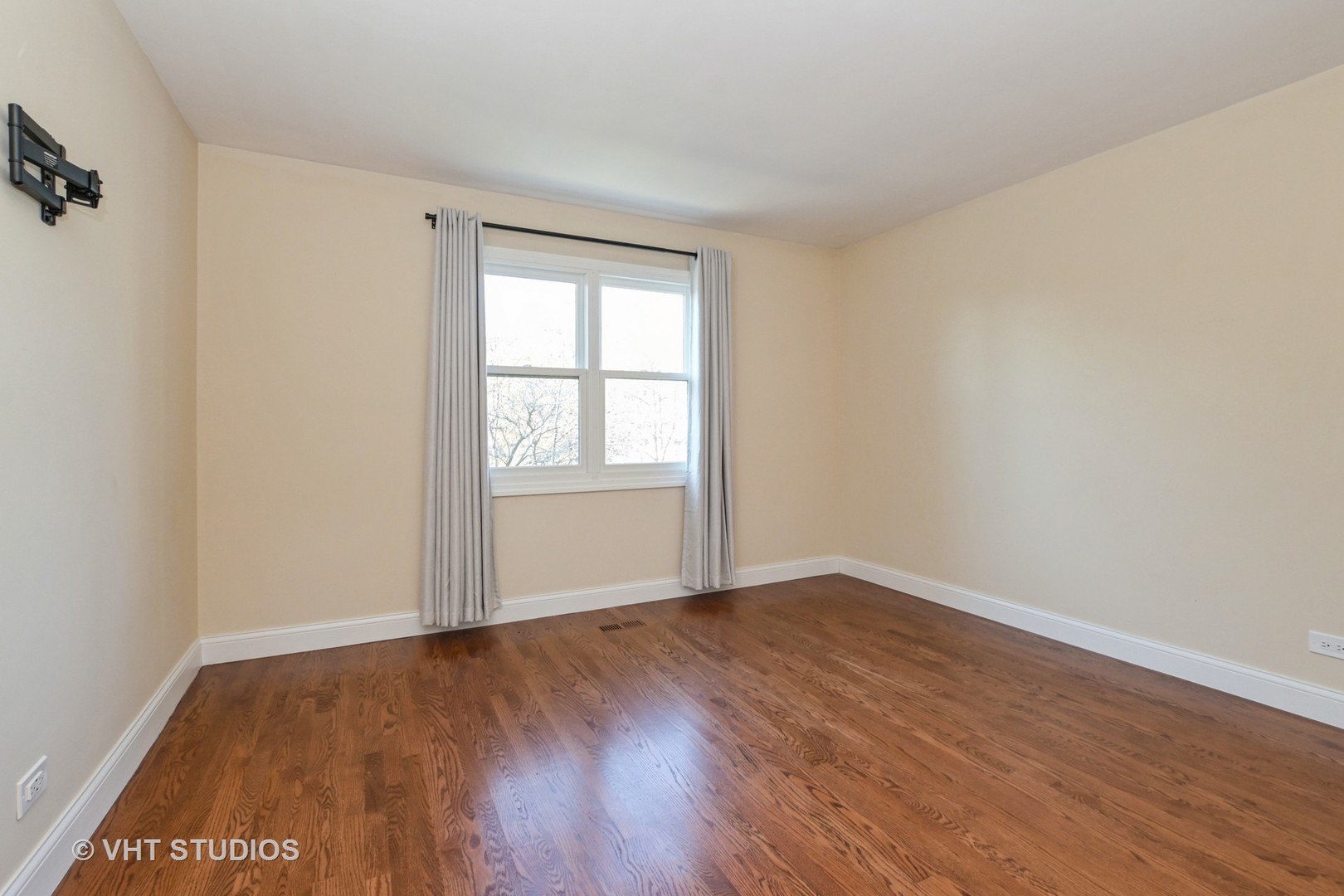 14740 Pine Tree Road Orland Park, IL 60462 - Photo 20 of 25 an empty room with wooden floor and windows