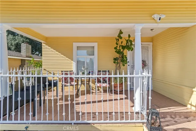 a view of entryway with a front door