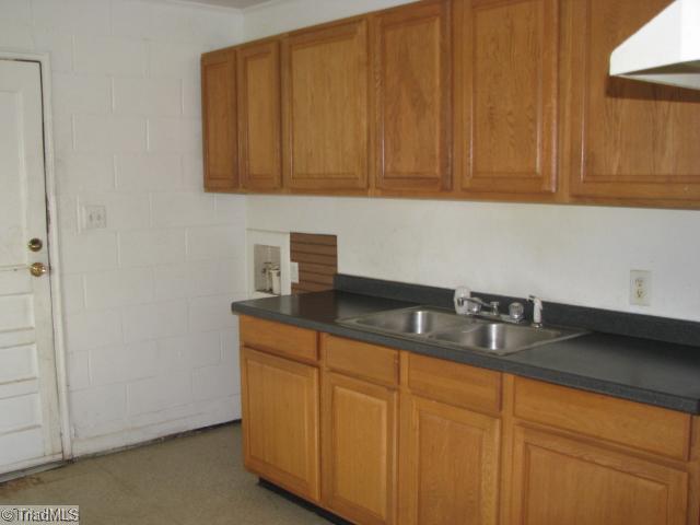302 Friendly High Point High Point, NC 27260 - Photo 4 of 7 Kitchen.