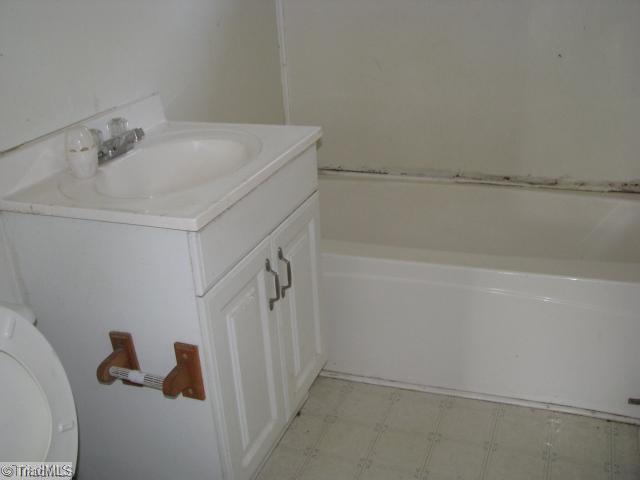 302 Friendly High Point High Point, NC 27260 - Photo 5 of 7 Master Bath/Spa.