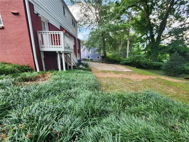 a view of a house with backyard and garden