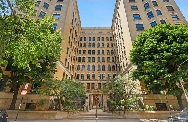 $2,700 | 559 West Surf Street, Unit 206, Chicago, IL 60657