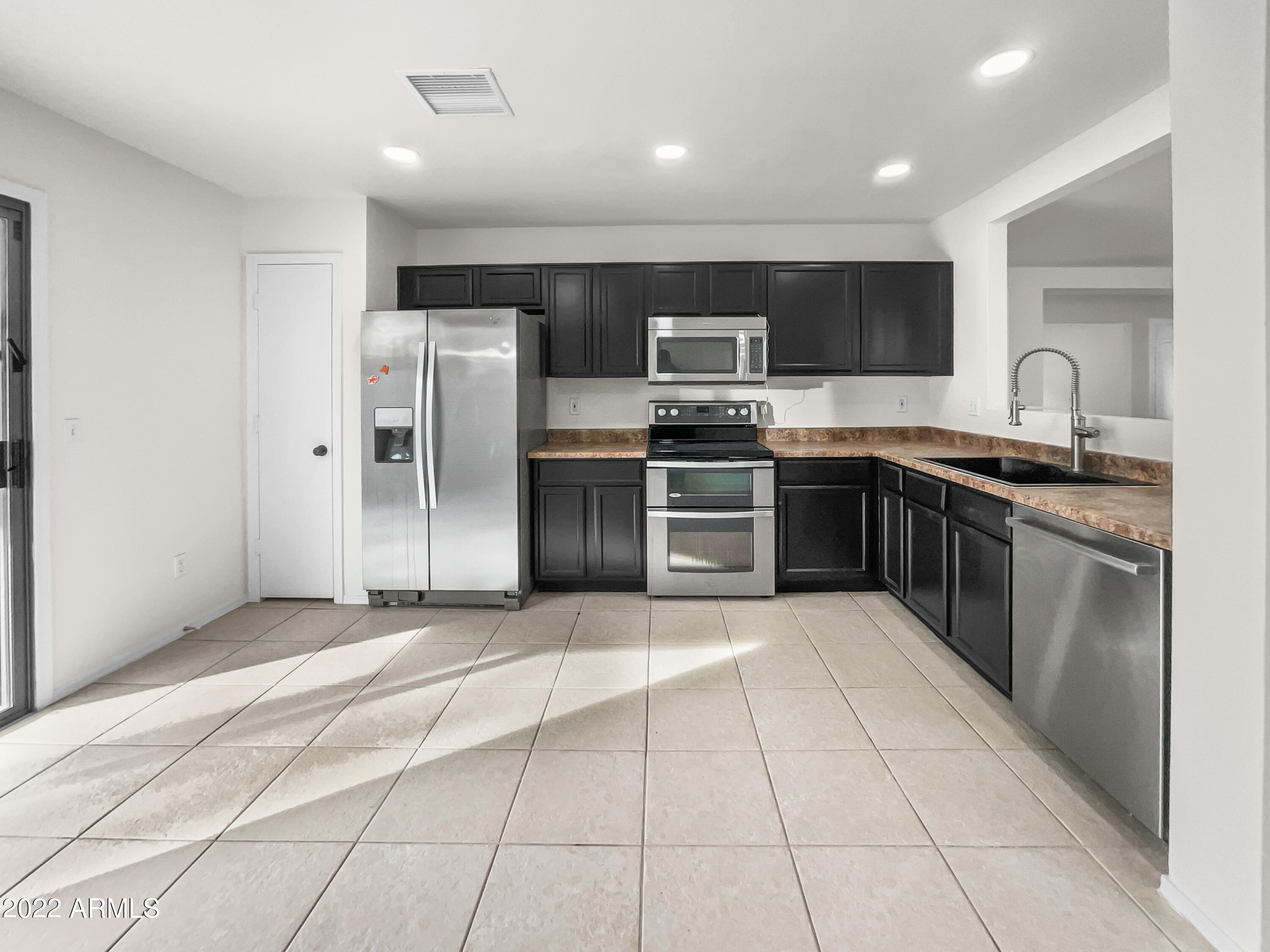 3015 West Red Fox Road Phoenix, AZ 85083 - Photo 4 of 21 photo_04