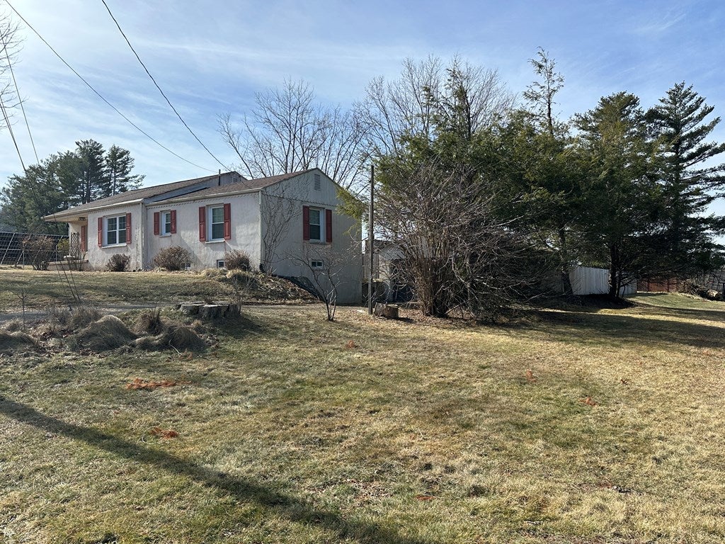 122 Roseland Road Galax, VA 24333 - Photo 3 of 57 Gallery Image 3